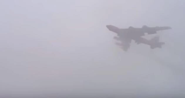 Βομβαρδιστικά Β-52 προσγειώνονται «στα τυφλά» λόγω πυκνής ομίχλης – Βίντεο θρίλερ